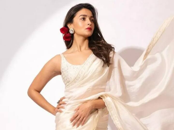 आलिया भट्ट ने कम समय में ही अपनी शानदार एक्टिंग से लाखों लोगों का दिल जीता है. वह अपने यूनिक फैशन सेंस के लिए जानी जाती हैं. उन्हें कभी वेस्टर्न ड्रेस में अपना ग्लैमर दिखाते हुए देखा जाता है तो कभी ट्रेडिशनल आउटफिट में वह अपने परफेक्ट लुक से लोगों का दिल जीतती नजर आती हैं. वहीं उनके ज्यादातर आउटफिट्स काफी महंगे होते हैं.