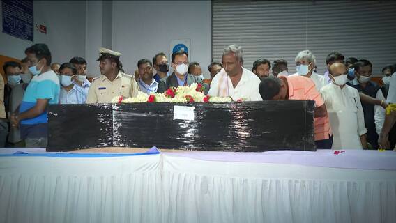 Naveen Shekharappa mortal remains arrive in Bengaluru; Karnataka CM pays last respects | ABP News