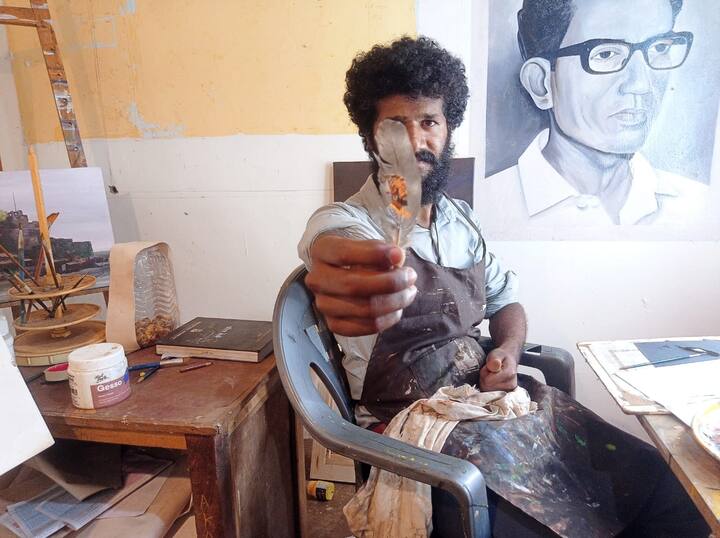 आज तिथीनुसार साजरी केली जाणाऱ्या छत्रपती शिवाजी महाराज जयंती निमित्त अक्षय मेस्त्रीने पिसावर चित्र साकारुन त्यांना अनोखी मानवंदना दिली आहे.