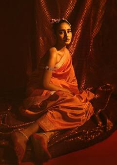 priya varrier pics: புடவையில் பிரியா வாரியாரின் புதுவிதமான போட்டோஷூட்..!