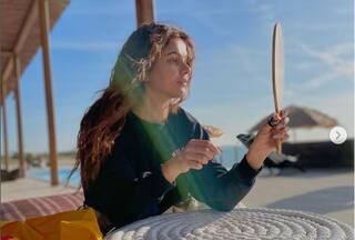 હોળી રમ્યા બાદ આ હૉટ એક્ટ્રેસની હાલત થઇ ખરાબ, ઇન્સ્ટા પર શેર કરી 'હોળીની સાઇડ ઇફેક્ટ્સ'ની તસવીરો, જુઓ......