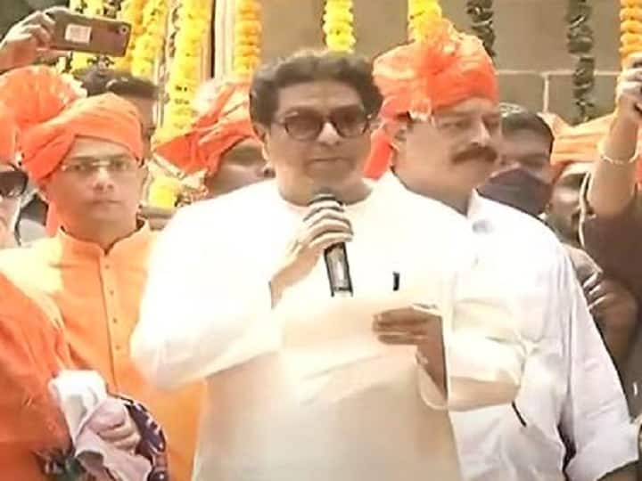 Shiv Jayanti 2022 Raj Thackeray administered oath to the MNS workers Shiv Jayanti 2022 : शिवाजी पार्कवर शिवजयंतीचा उत्साह, राज ठाकरेंनी कार्यकर्त्यांना दिली शपथ