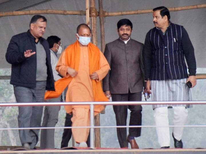 BJP prepares mega plan for Yogi swearing in ceremony 1 lakh people expected to gather ann साधु-संतों से लेकर डॉक्टर-इंजीनियर तक होंगे शामिल, हर जिला मुख्यालय पर होर्डिंग, योगी सरकार 2.0 के शपथ ग्रहण का ये है पूरा मेगा प्लान