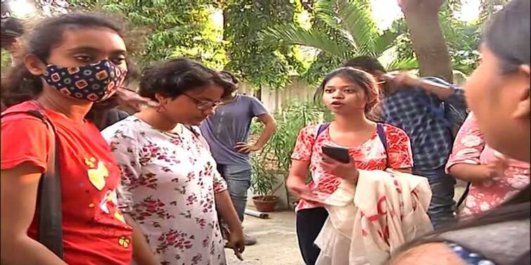 students of the Presidency 'occupied' the girls' hostel by breaking the gate Presidency University: গেট ভেঙে এবার গার্লস হস্টেলের 'দখল' প্রেসিডেন্সির পড়ুয়াদের