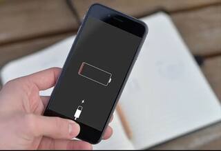 iPhone 'ਚ ਆ ਰਹੀ ਵੱਡੀ ਸਮੱਸਿਆ, ਲੋਕ ਹੋ ਰਹੇ ਪ੍ਰੇਸ਼ਾਨ, ਤੇਜ਼ ਨਾਲ ਖਤਮ ਹੋ ਰਹੀ ਬੈਟਰੀ, ਜਾਣੋ ਕਿਉਂ?