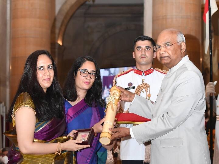 President Ramnath Kovind presents Padma Vibhushan to  General Bipin Rawat Posthumous Padma Vibhushan: राष्ट्रपति रामनाथ कोविंद ने CDS बिपिन रावत को मरणोपरांत किया सम्मानित, बेटियों ने लिया पद्म विभूषण सम्मान