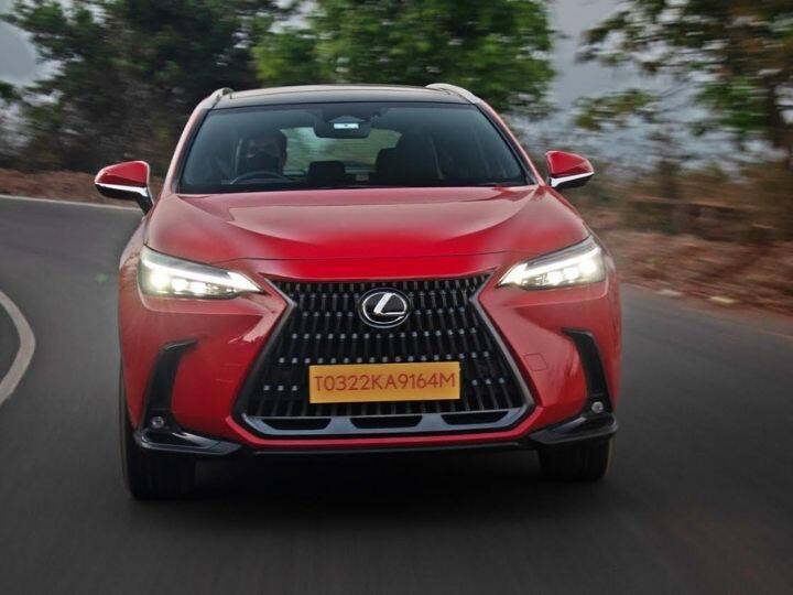 नवीन Lexus NX ही हायब्रीड लक्झरी एसयूव्ही आहे. ज्यामध्ये कंपनीने अनेक नवीन फीचर्स, पॉवरफुल इंजिन दिले आहे. NX ही लेक्ससची सर्वाधिक विक्री होणाऱ्या वाहनांपैकी एक आहे. भारतात याची स्पर्धा हाय-एंड मिडसाईज SUV शी आहे. PC : Clinton Pereira