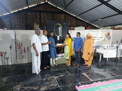 Isha Donates Scholarships to Poor students! Isha Help Poor students: ஏழை மாணவர்களுக்கு உயர்கல்விக்காக உதவி தொகை வழங்கிய ஈஷா!