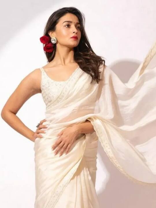 पिछले कुछ दिनों से आलिया अपनी फिल्म गंगूबाई को लेकर लगातार प्रमोशन में जुटी हुई थीं. ऐसे में उन्होंने साड़ी में एक से बढ़कर एक लुक कैरी किया था. अगर आप आलिया के फैन हैं और उनकी हर पोस्ट पर नजर रखते हैं तो आपको उनकी आइवरी कलर की रेशम की साड़ी जरूर ध्यान में होगी. इसके साथ उन्होंने रेड लिप्सटिक और बालों में गुलाब के फूल लगा रखे थे. आलिया की यह साड़ी पुनीत बलाना के कलेक्शन से है, जिसकी कीमत करीब 37500 रुपए है.