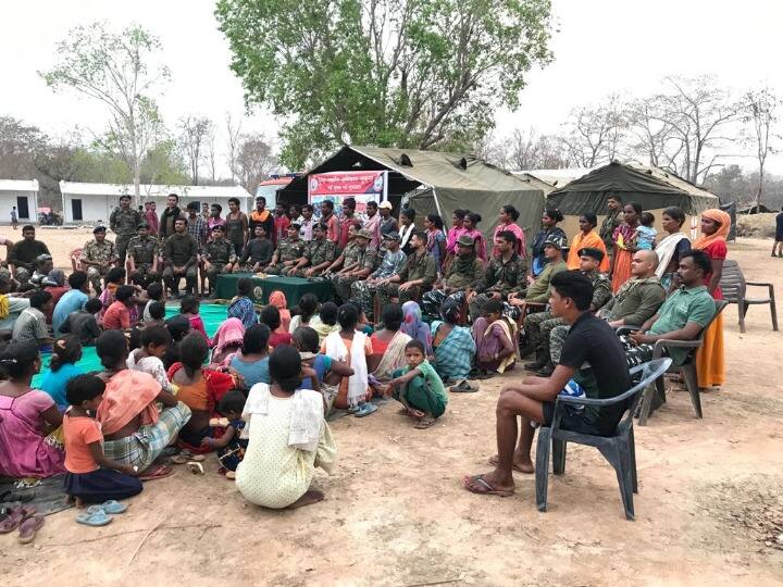Chhattisgarh total of 24 Naxalite including 10 women Naxalite surrendered by villagers in Potkapalli ANN Chhattisgarh: छत्तीसगढ़ में 10 महिला नक्सली सहित 24 ने किया आत्मसमर्पण, कई बड़ी वारदात में थे शामिल