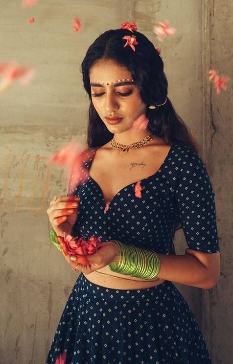 அந்தி சூரியனும் குன்றில் சாய மேகம் வந்து கச்சை ஆக காமன் தங்கும் மோக பூவில் முத்த கும்மாளம்