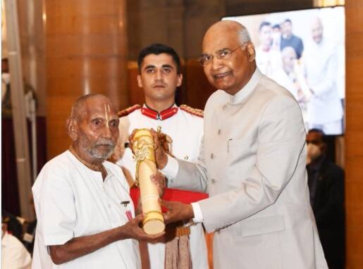 Padma Shri  Heartwarming Video Of Yoga Legend Swami Sivananda Receiving Padma Shri Padma Shri : ১২৫ বছর বয়সে কী ফিটনেস ! পদ্মশ্রী নিতে গিয়ে স্বামী শিবানন্দর এই মুদ্রা দেখে তাজ্জব মোদি-কোবিন্দ