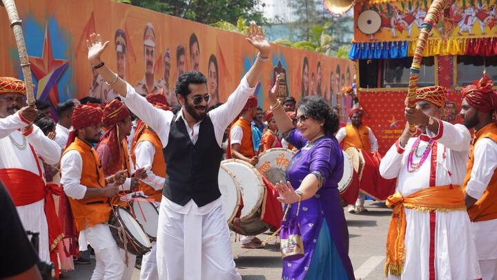 ढोल ताश्यांचा गजर आणि पारंपरिक पोशाखाला आधुनिकतेची जोड देत दिमाखात मिरवणारे कलाकार सोहळ्याची दणक्यात सुरुवात करणार आहेत.
