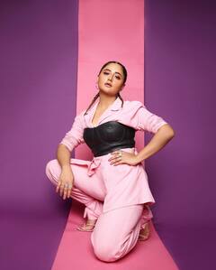 ग्लैमरस लुक छोड़ रश्मि देसाई ने दिखाई क्यूटनेस, एक्ट्रेस का अंदाज देख फैंस हार बैठे दिल