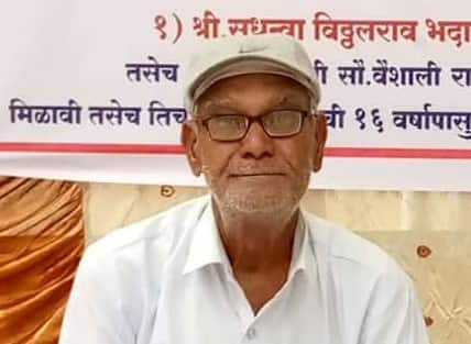 An old man who was protesting for the rights of his daughter died in Dhule Dhule : मुलीच्या न्याय हक्कासाठी आंदोलन करणाऱ्या वृद्धाचा प्रकृती खालावल्याने मृत्यू