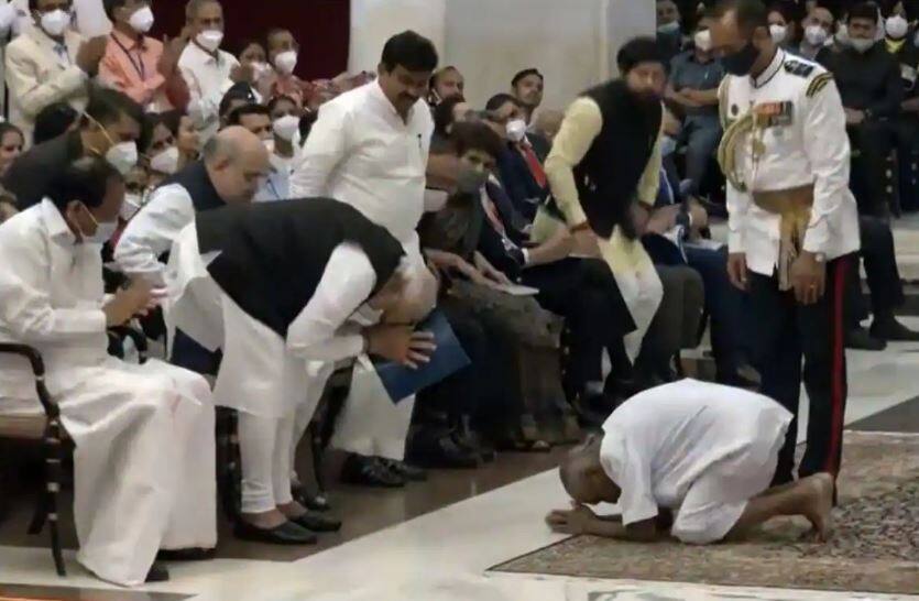 Take a Bow: Heartwarming Video Of Yoga Legend Swami Sivananda Receiving Padma Shri ਯੋਗਾ ਮਹਾਨ ਸਵਾਮੀ ਸਿਵਾਨੰਦ ਦਾ ਪਦਮ ਸ਼੍ਰੀ ਲੈਂਦੇ ਹੋਏ ਦਿਲ ਨੂੰ ਛੂਹਣ ਵਾਲਾ ਵੀਡੀਓ ਆਇਆ ਸਾਹਮਣੇ