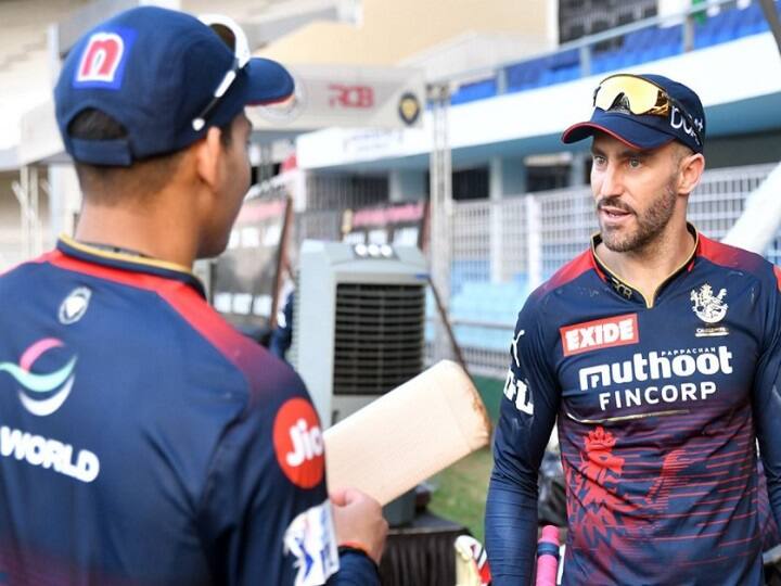 IPL 2022 Royal challengers bangalore captain faf du plesis practices with teammates Watch Video: சிவப்பு நிற ஜெர்ஸியில், கெத்தாக களமிறங்கிய டுப்ளிசி... அப்செட்டான சென்னை ரசிகர்கள்