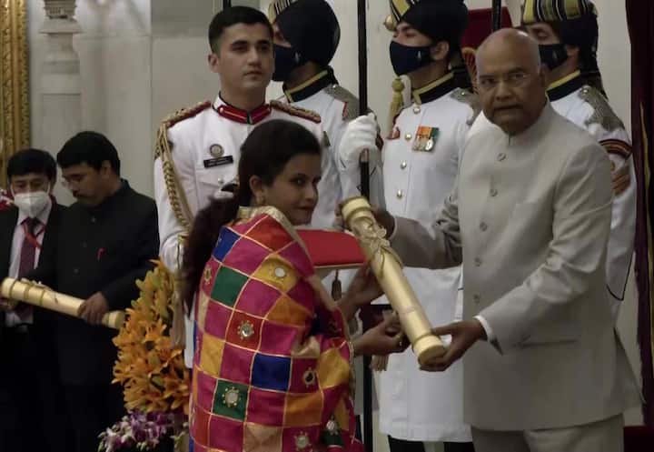 Daughter of Gurmeet Bawa receives her Padma Bhushan award (posthumous), in the field of Art. A celebrated Punjabi folk singer credite with popularising folk instruments - famous as the 'Lambi Hek Ki Malika.' (Source: ANI)
