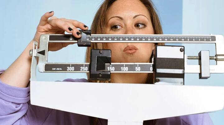 Honey for Weight Loss:  વજન ઉતારવાનું કામ એટલું સરળ નથી.  આ માટે, વ્યક્તિએ જીમમાં સખત મહેનત કરવાની સાથે ડાયટિંગ પણ કરવું જરૂરી બની જાય છે.  જો કે પેટની અને સાથળની ચરબી ઉતારવા માટે મધનો પ્રયોગ કારગર છે. કેવી રીતે જાણીએ..