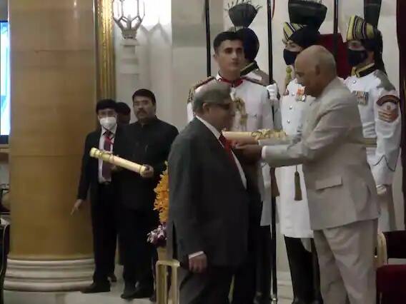 పద్మ అవార్డులను రాష్ట్రపతి రామ్‌నాథ్ కోవింద్ ప్రదానం చేశారు. సీరమ్ ఇన్‌స్టిట్యూట్ ఎండీ సైరస్ పూనావాలాకు పద్మ భూషణ్ అవార్డ్ దక్కింది. (Source: ANI)