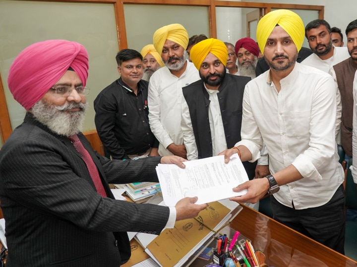 Former Cricketer Harbhajan Singh Files Nomination For Rajya Sabha Election  From Punjab On AAP Ticket | Punjab News: क्रिकेट में धमाल मचाने वाले हरभजन  सिंह को AAP ने पंजाब राज्यसभा चुनाव के