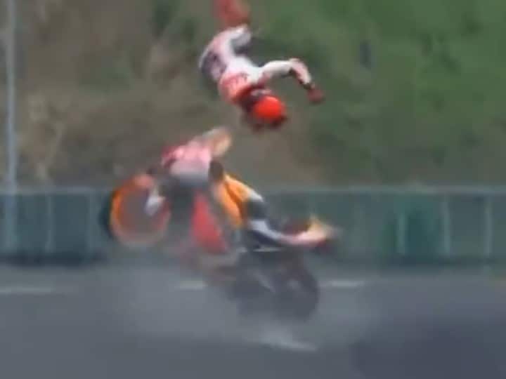 Motorcycle Crash In Indonesian MotoGP Warmup Session Marc Marquez missed out Watch: मोटरसाइकिल रेस शुरू होने के ठीक पहले हुआ भयानक हादसा, बाइक ने हवा में खाई 9 पलटी