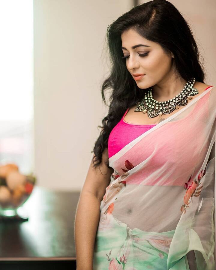 నిన్న మొన్న వచ్చిన హీరోయిన్లు, యాంకర్లే గుర్తుండరు. ఈమె ఎలా గుర్తుంటుందా అని ఆలోచిస్తున్నారా? ఒకే చిన్న క్లూ.. ఈమె ఓ టీవీ చానెల్లో న్యూస్ యాంకర్గా పనిచేసింది. - Image Credit: Reshma Pasupuleti/Instagram