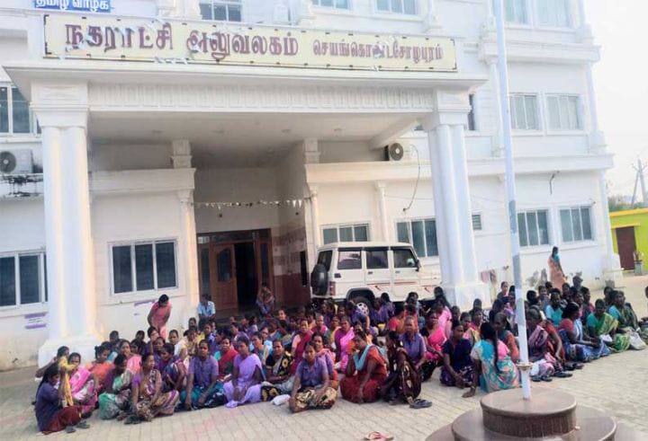 Jayankondam municipal office besieged by cleaners condemning non-payment of monthly salaries. மாதச்சம்பளம் தரவில்லை...! ஜெயங்கொண்டம் நகராட்சி அலுவலகத்தை முற்றுகையிட்ட தூய்மை பணியாளர்கள்