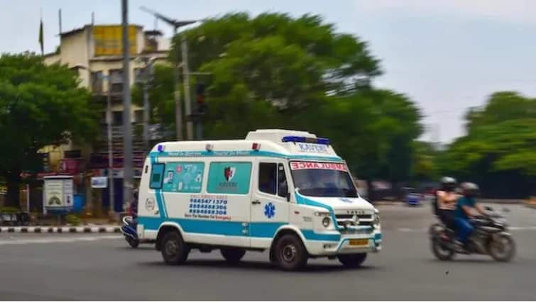 Assam Hospital did not provide ambulance, father walked 1.5 km with son's body પુત્રના મોતનો ભારઃ હોસ્પિટલે એમ્બ્યુલન્સ ના આપતાં પિતા પુત્રના મૃતદેહને લઈ 1.5 કિમી ચાલ્યો