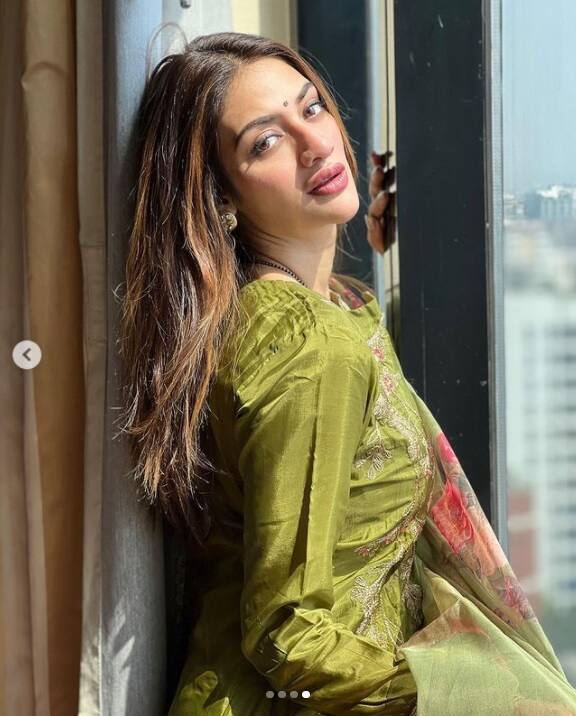 সম্প্রতি বাংলাদেশে গিয়েছিলেন যশ-নুসরত। সূত্রের খবর, ‘গান বাংলা চ্যানেল’-এর কর্ণধার ফারজানা মুন্নির মেয়ের বিয়ের অনুষ্ঠান উপলক্ষে বাংলাদেশে গিয়েছিলেন নুসরত জাহান ও যশ দাশগুপ্ত। সেই অনুষ্ঠানে হাজির ছিলেন মিমি চক্রবর্তী ও (Mimi Chakraborty)।