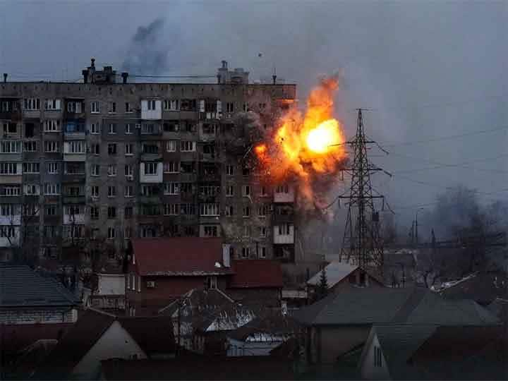 Russia Ukraine War: मारियुपोल में फंसे लोगों को निकालने की कोशिशों के बीच शहर में फटे दो ‘सुपर पावरफुल बम’