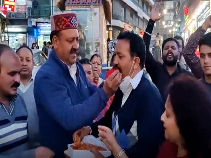 Uttarakhand News: bjp workers celebratied after pushkar singh dhami declared uttarakhand new cm in Mussoorie ann पुष्कर सिंह धामी का CM के लिए नाम फाइनल होने के बाद BJP कार्यकर्ताओं में जश्न का माहौल, जमकर की आतिशबाजी