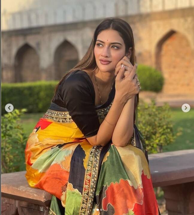 গাঢ় মেরুন রঙের একরঙা পোশাকে ধরা দিলেন নুসরত। কালো শার্টে মানানসই যশ। দুজনের মুখেই হাসি। একে অপরের বাহুতে যেন হারিয়ে গিয়েছেন।