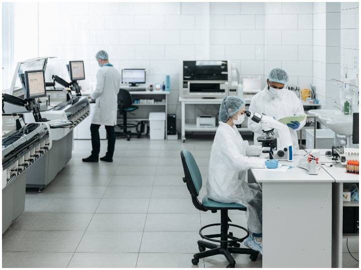 राजस्थान में सरकारी नौकरी पाने का बढ़िया मौका सामने आया है. राजस्थान स्टाफ सेलेक्शन बोर्ड ने लैब असिस्टेंट के एक हजार से ऊपर पदों पर भर्ती निकाली है. इस रिक्रूटमेंट ड्राइव के माध्यम से कुल 1012 पद भरे जाएंगे. इन पदों पर भर्ती की प्रक्रिया अभी शुरू नहीं हुई है. जानते हैं आरएसएमएसएसबी के इन पदों के बारे में विस्तार से