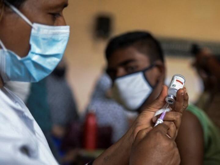 Kolkata Covid-19 Vaccination: Free vaccination camps at markets of Kolkata, know where the camp has been set up today Kolkata Corona Vaccination: कोलकाता के बाजारों में लगाए जा रहे फ्री वैक्सीनेशन शिविर, जानिए- आज कहां लगाया गया है कैंप