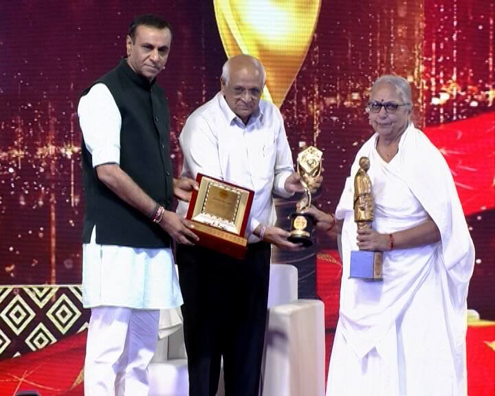 Abp Asmita Sanman Puraskar 2022: Niranjanaben honored with special Asmita Mahasanman Award Abp અસ્મિતા સન્માન પુરસ્કાર 2022: અસ્મિતા મહાસન્માનના વિશેષ પુરસ્કારથી નિરંજનાબેનને સન્માનિત કરાયા