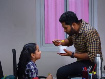 bharathi accepts lakshmi in her daughter, new promo goes on viral! அப்பா என தெரிந்ததும் பாரதியை  ஆசையோடு சாப்பாடு ஊட்டச்சொல்லி  மகிழும் லட்சுமி.. வைரலாகும் ப்ரோமோ வீடியோ!