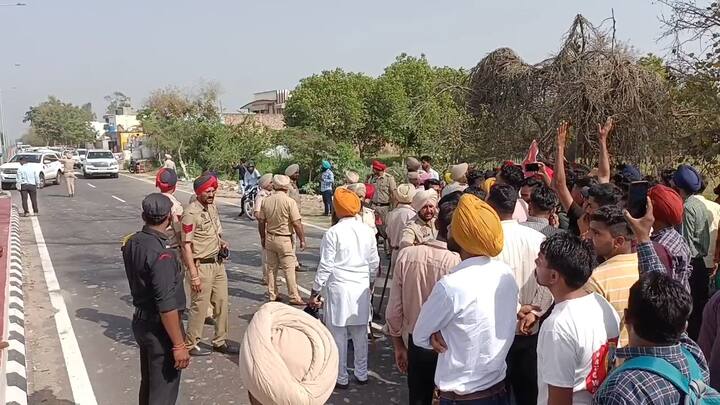 Youths arrive in front of Bhagwant Mann's house to protest against Punjab Police recruitment in Sangrur