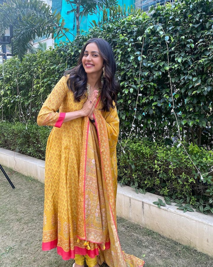 ব্যক্তিগত জীবনে অভিনেতা ও প্রযোজক জ্যাকি ভগনানির সঙ্গে প্রেমের সম্পর্কে রয়েছেন অভিনেত্রী।