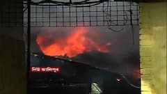 New Alipore Fire: নিউ আলিপুরে তালাবন্ধ রঙের গুদামে বিধ্বংসী আগুন। Bangla News