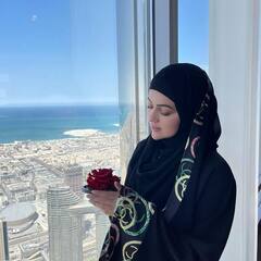 PHOTO: सना खानने घेतला 24 कॅरेट चहाचा आस्वाद! जाणून घ्या चहाची किंमत..