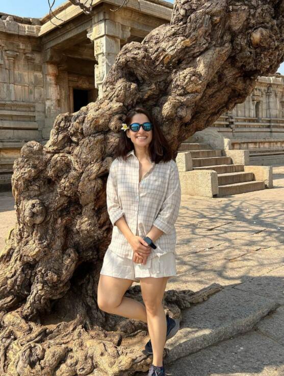 अभिनेत्री प्रिया बापट ही काही दिवसांपूर्वी हंपी येथे रोड ट्रिपला गेली होती. (Priya Bapat/ Instagram)