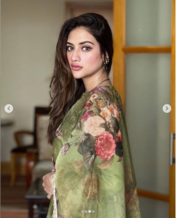 অন্যদিকে সেসময় সমুদ্রতীরে সময় কাটিয়েছেন যশ। কলকাতায় ফিরেই কাছাকাছি যশ-নুসরত। একটি অনুষ্ঠানে গিয়ে একসঙ্গে ছবি ভাগ করে নিয়েছেন তাঁরা।