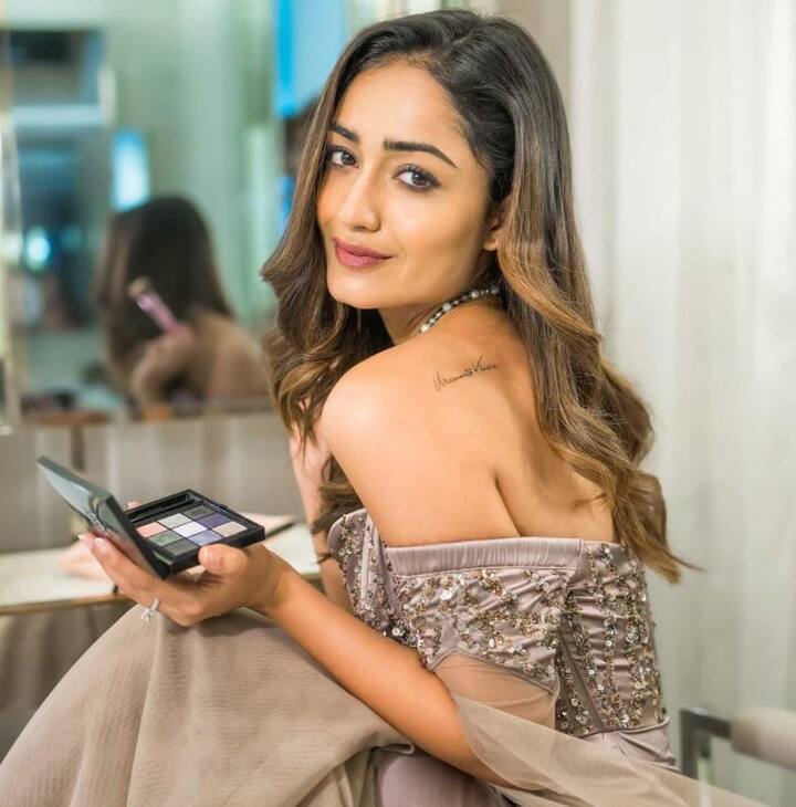 સ્ટાર પ્લસની જાણીતી સીરિયલ ‘દહલીઝ’માં સિંપલ ઇમેજ ધરાવતી ‘સ્વાધીનતા’ની ભૂમિકા નિભાવનારી ત્રિધા ચૌધરી વાસ્તવિક લાઇફમાં ખૂબ હોટ છે.