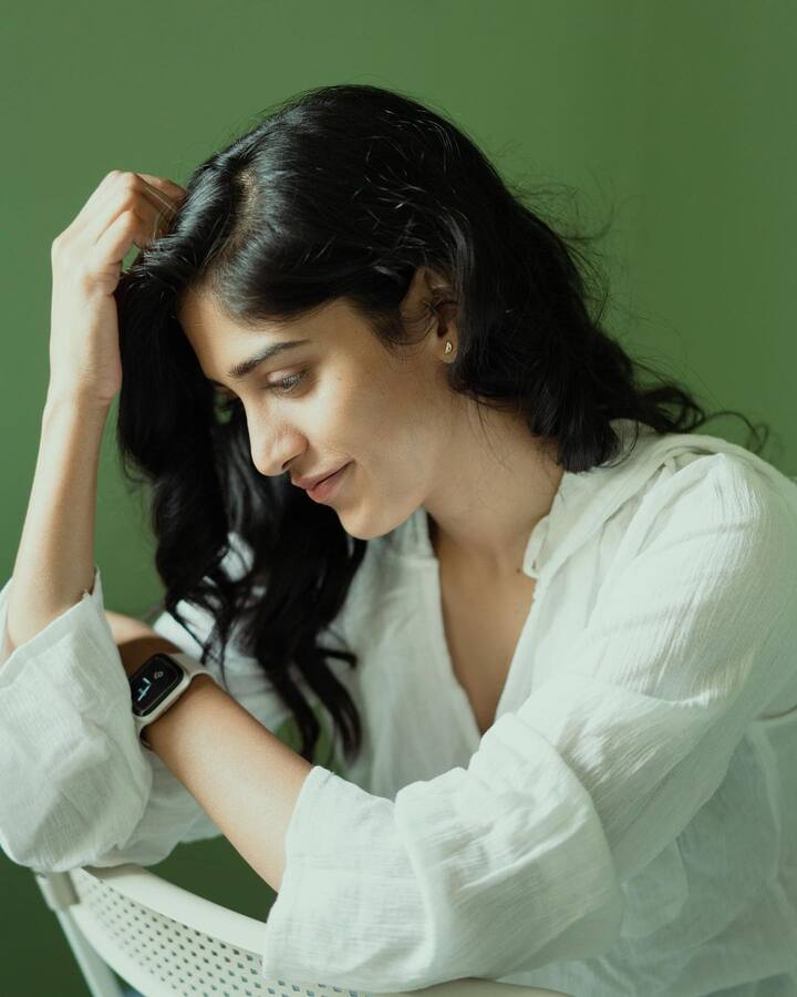 చదువుకునేటప్పుడే చాలా షార్ట్ ఫిల్మ్ లలో నటించింది.  -Image credit: Chandini Chowdary/Instagram