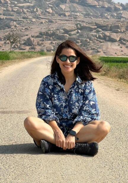 प्रियानं शेअर केलेल्या फोटोमध्ये ती हंपीची ही रोड ट्रिप एन्जोय करताना दिसत आहे.(Priya Bapat/ Instagram)