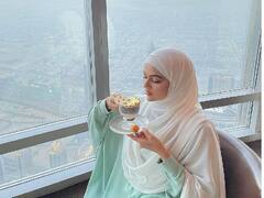 PHOTO: सना खानने घेतला 24 कॅरेट चहाचा आस्वाद! जाणून घ्या चहाची किंमत..