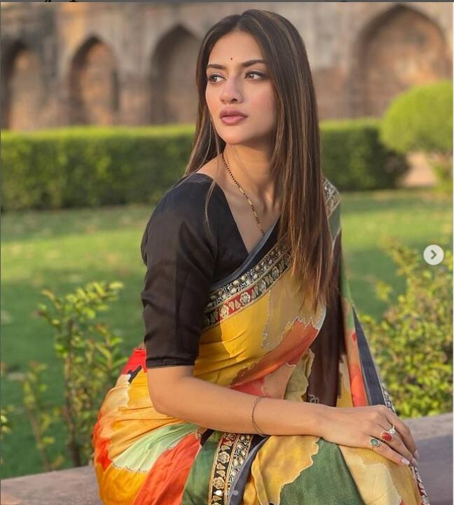 সোশ্যাল মিডিয়ায় নতুন ছবি শেয়ার করে নিয়েছেন যশও। স্টিচড ধুতি, বন্ধগলা কোট পরেছিলেন যশ। সোশ্যাল মিডিয়ায় অনুষ্ঠানের ছবি শেয়ার করে নিয়েছেন তিনি।