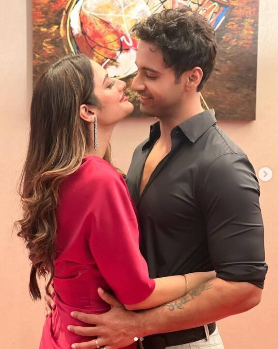 একে অপরের কাছাকাছি নুসরত জাহান ও যশ দাশগুপ্ত। সোশ্যাল মিডিয়ায় এই প্রথম এতটা অকপট তাঁরা। মুখে হাসি, একে অপরের চোখে যেন হারিয়ে গিয়েছেন টলিউডের সম্ভবত সবচেয়ে চর্চিত জুটি। বসন্তের অর্থ যেন 'যশরত'-এর নতুন এই ছবি।