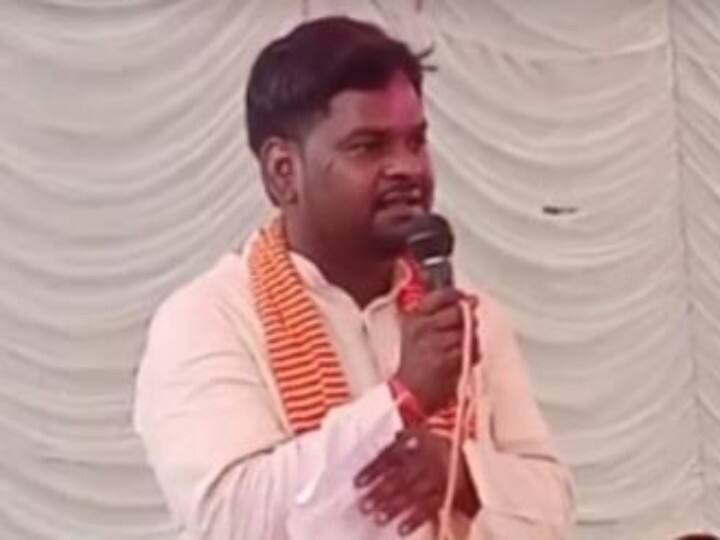 Viral Video: बीजेपी MLA के बिगड़े बोल, होली मिलन कार्यक्रम में दे दिया ऐसा बयान, पार्टी में मचा हड़कंप Viral Video Haidergarh BJP MLA Dinesh Rawat statement in Holi Milan program in Barabanki up ANN Viral Video: बीजेपी MLA के बिगड़े बोल, होली मिलन कार्यक्रम में दे दिया ऐसा बयान, पार्टी में मचा हड़कंप